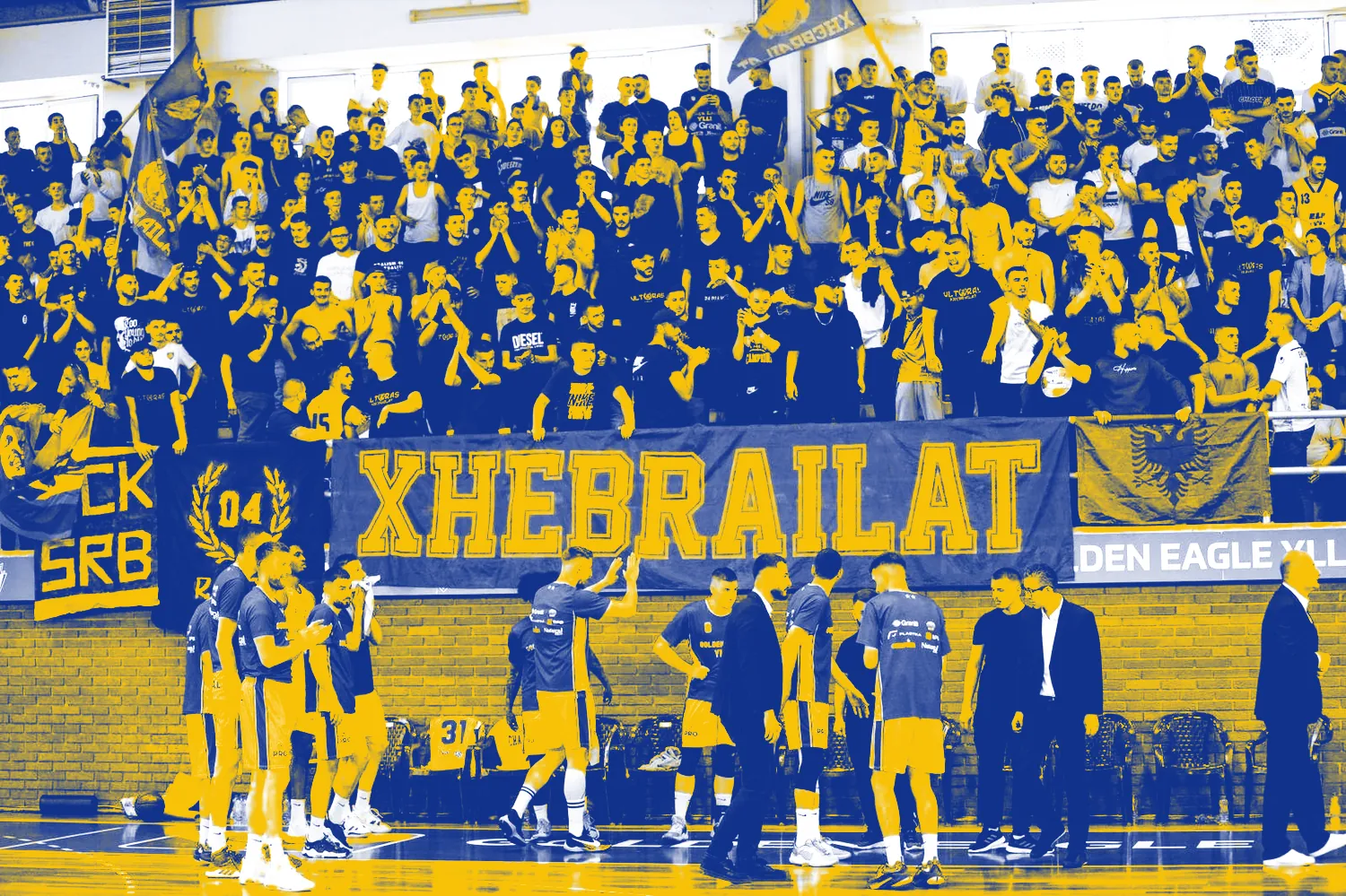 Tifozët Xhebrailat në tribunë dhe lojtarët e Yllit në parket
